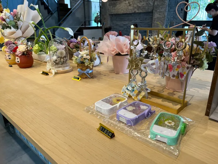 展示台上的花藝裝飾品
