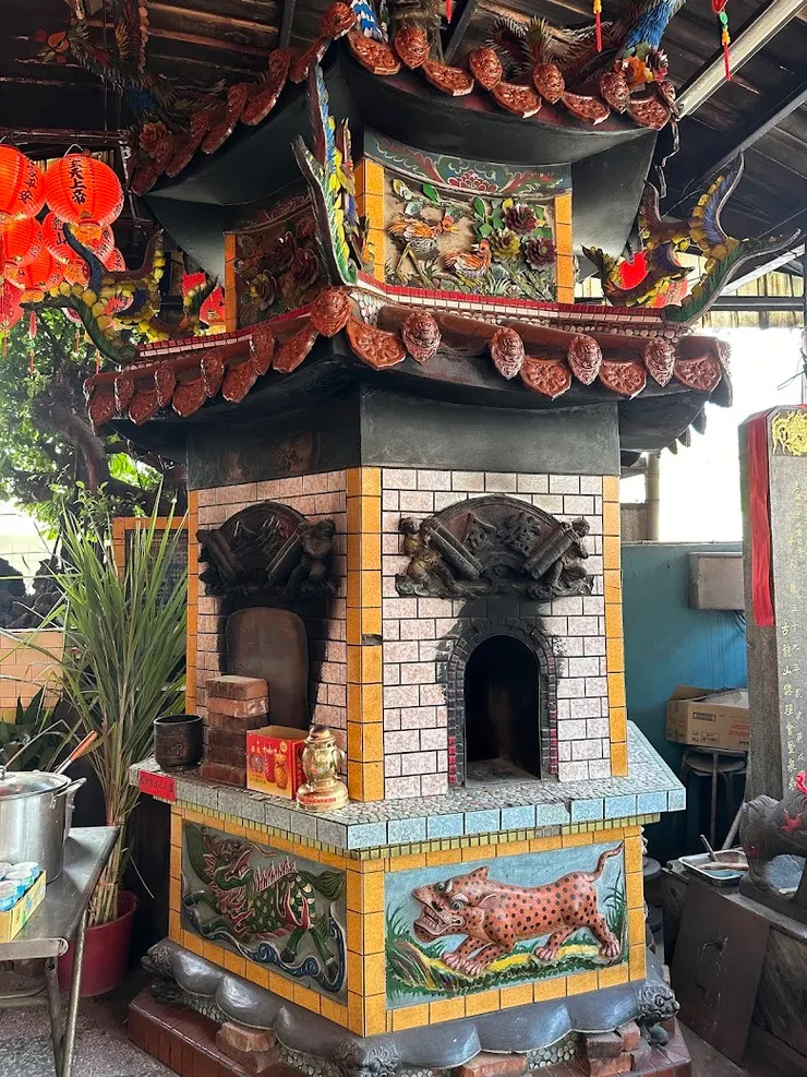 有浮雕的金爐（圖片截圖於網路）