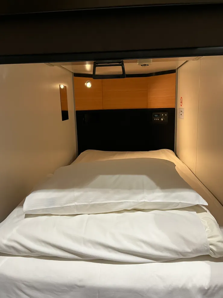 床位還蠻大的，而且很整齊，照明也很足夠。