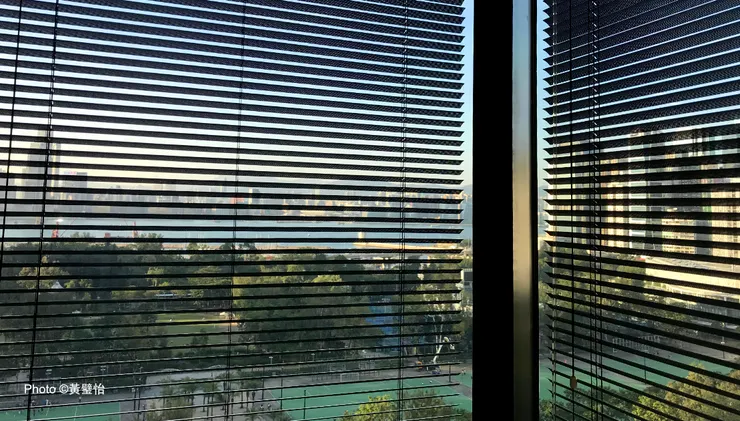 早一點到香港中央圖書館便有機會坐到窗旁的位置,前面見到維多利亞公園,遠望是維多利亞港。