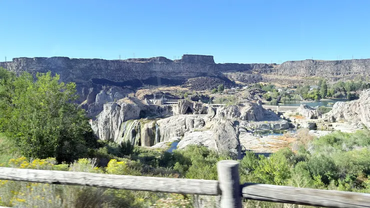 往肖松尼瀑布途中從車上看到瀑布和水壩