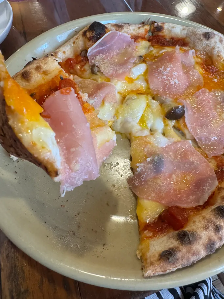 Patio Pizza，有滿滿生火腿、雞蛋跟起司。