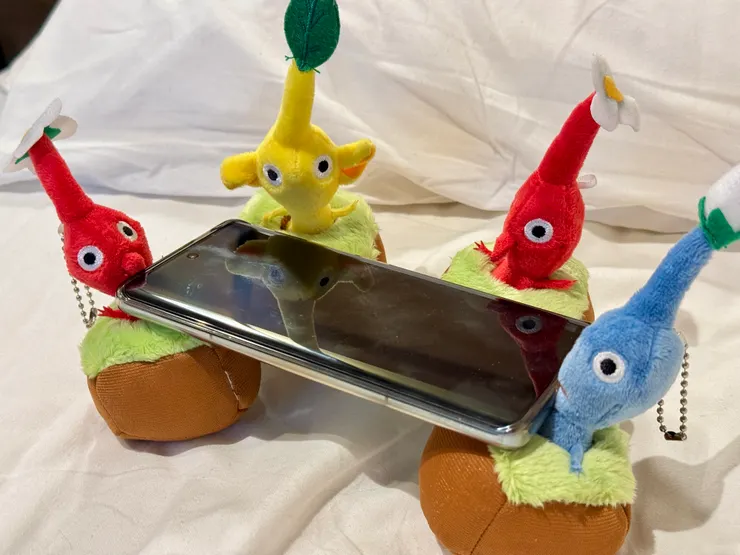 在旅程中加入的兩紅一藍皮克敏，回來跟黃色皮克敏一起把伴侶的手機抬走（笑）