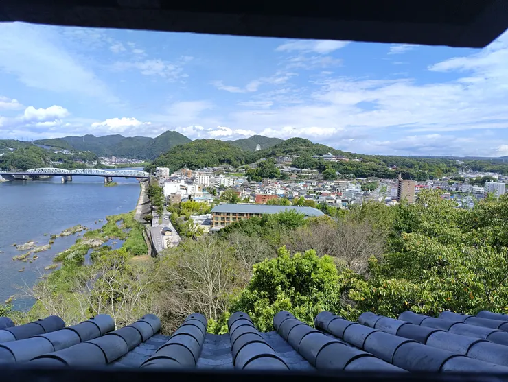 二樓景色越來越好，木曾川上的橋可以看到紅色電車經過