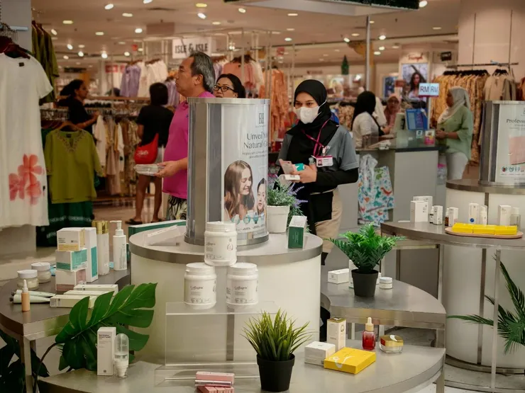 圖說:ERH於大馬百貨商場內規劃展示全系列純淨保養品,深入顧客逛街時會駐足的樓層與區域。(資料來源:十藝生技)