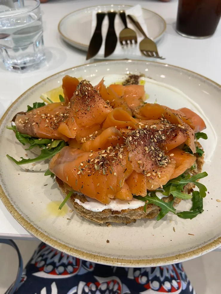 煙三文魚配酸種麵包 HK$130