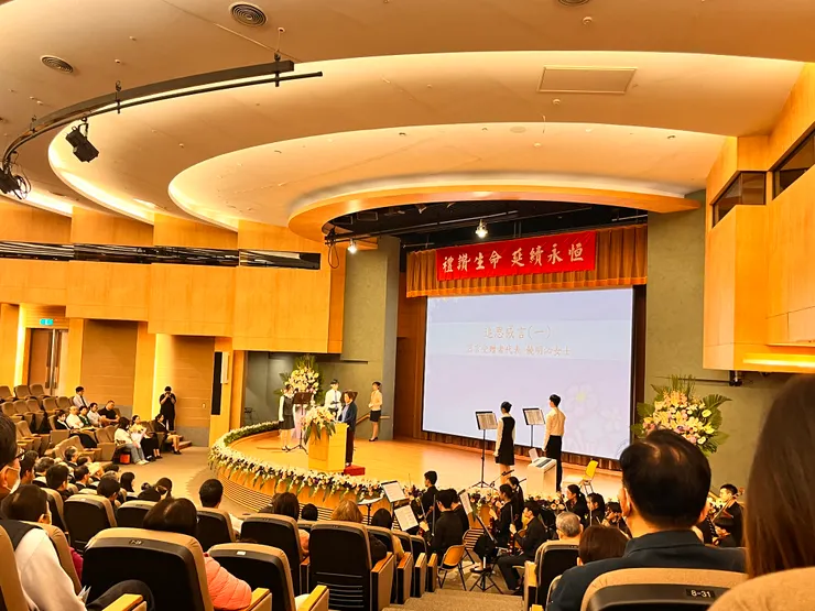 「今年由肺臟受贈者饒明沁女士，代表受贈者向器官捐贈者家屬獻花表達感謝，由捐贈者潘育奎先生的女兒，潘貝丞同學代表收下。」「饒女士是在定期健檢發現有肺氣腫，醫師研判是幼時重病痊癒後所埋下的病癥，中年後氣喘頻率增加，嚴重時背製氧機也僅能走20步，無法再參與熱愛的戶外活動，只能等待換肺，直到2022年獲得大愛移植後，饒女士才重拾健康。她很感謝長庚肺臟移植團隊當時24小時無微不至的照顧，如今她每天早上已能在住家附近走1個多小時、約3公里的山路，順便清掃路上落葉，能夠工作跟運動讓她覺得非常幸福，更要為感恩捐贈者的大愛，繼續延續生命的精彩而努力。饒女士是在定期健檢發現有肺氣腫，醫師研判是幼時重病痊癒後所埋下的病癥，中年後氣喘頻率增加，嚴重時背製氧機也僅能走20步，無法再參與熱愛的戶外活動，只能等待換肺，直到2022年獲得大愛移植後，饒女士才重拾健康。她很感謝長庚肺臟移植團隊當時24小時無微不至的照顧，如今她每天早上已能在住家附近走1個多小時、約3公里的山路，順便清掃路上落葉，能夠工作跟運動讓她覺得非常幸福，更要為感恩捐贈者的大愛，繼續延續生命的精彩而努力。」（文字內容來自「長庚社會公益作伙來」臉書貼文）