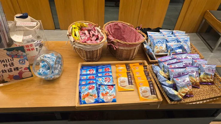 櫃檯旁邊零食區