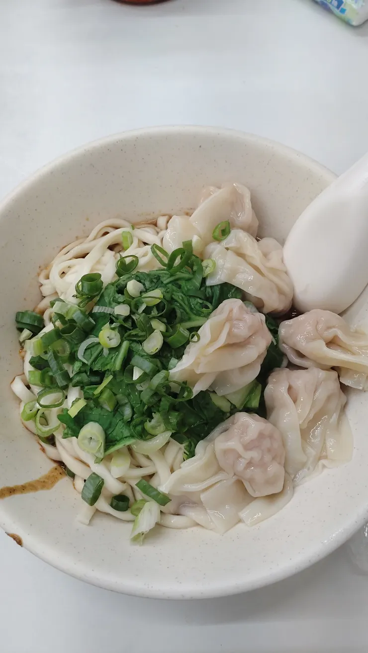 週五晚上在公館.劉記川味牛肉麵吃的紅油抄手，真的很香辣