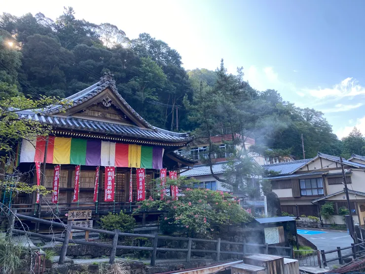 公車站牌旁邊就是煮溫泉蛋的地方，前一天比較晚抵達沒有去看看（早上實在應該煮一袋蛋帶著）