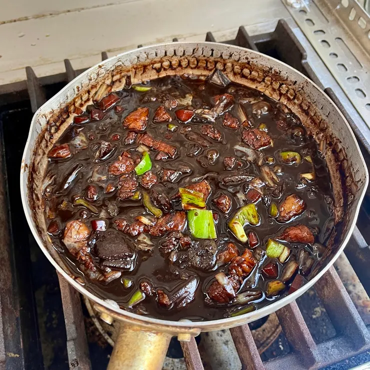 補完青椒後，炒鍋要做別的事，所以換成雪平鍋來煮，這是剛加芡汁還沒濃稠的時候