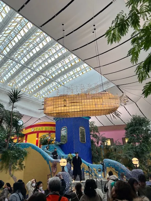 中央階梯上方醒目的飛船，photo by bookarchery