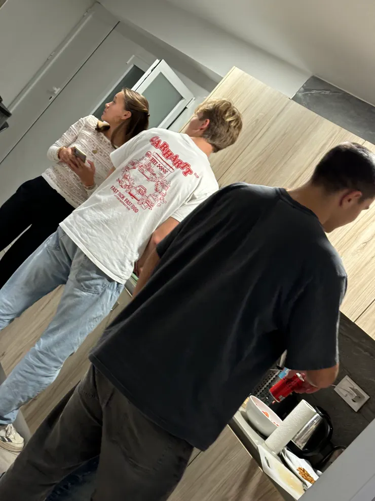 準備開趴的室友們