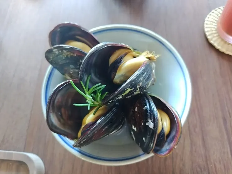 西尾半島物產店的淡菜料理，如今也已成為芙蓉澳特色之一