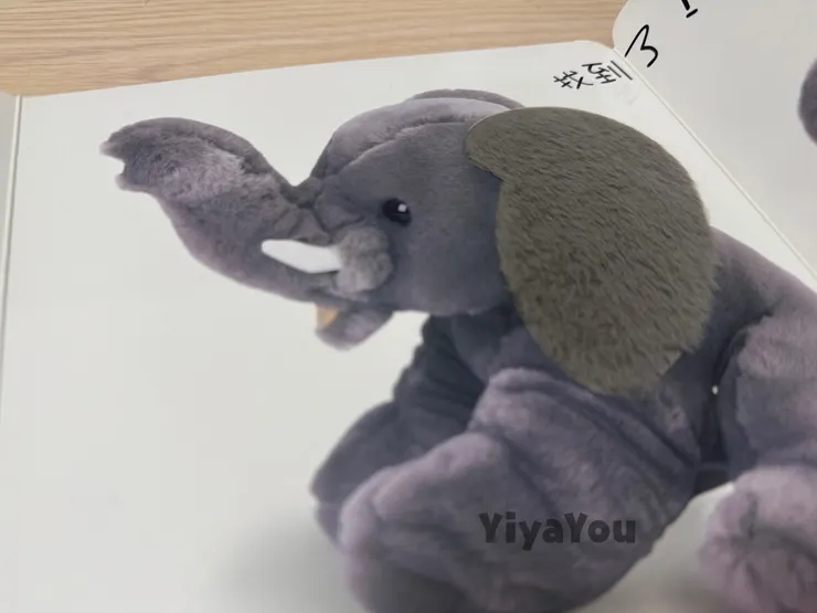 一開始可以由家長輕輕拉著孩子的手去觸摸，漸漸長大他就會自己去摸摸看。似乎也玩不膩～