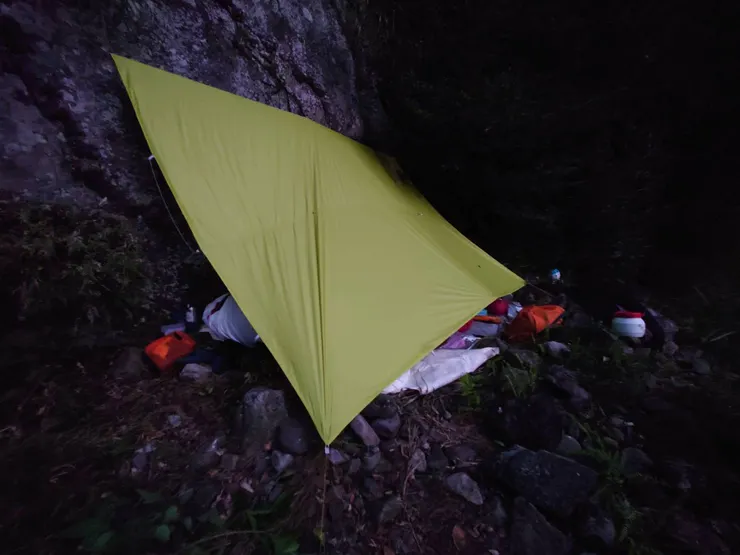 被命名為石壁營地的狹小腹地。