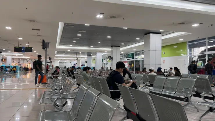 候車區要有票才能進入