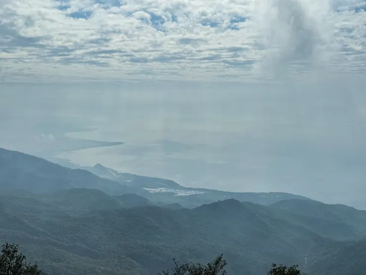 灰濛濛的海岸線