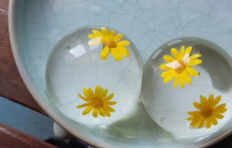 水信玄餅放在室溫一久就是會出水 但這也讓它擁有了跟真實露水一樣的特質