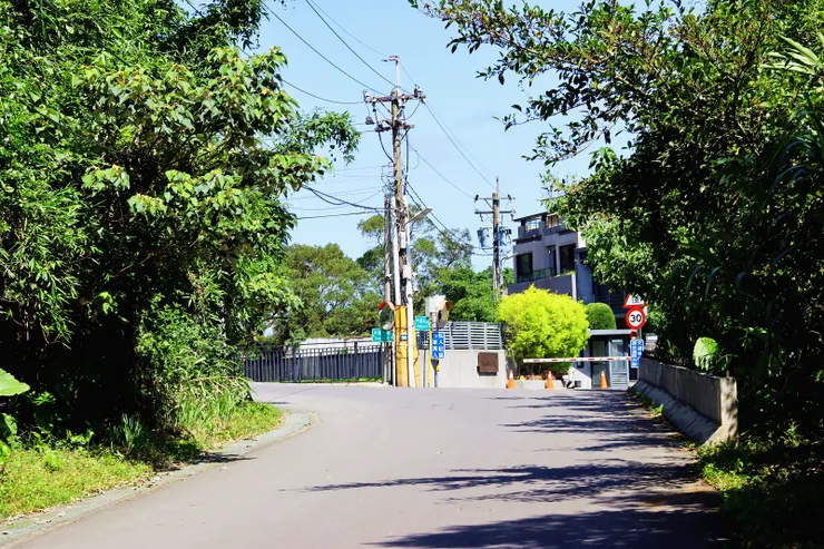 中庸一路取右進入社區，由警衛亭小巷下行接新安路