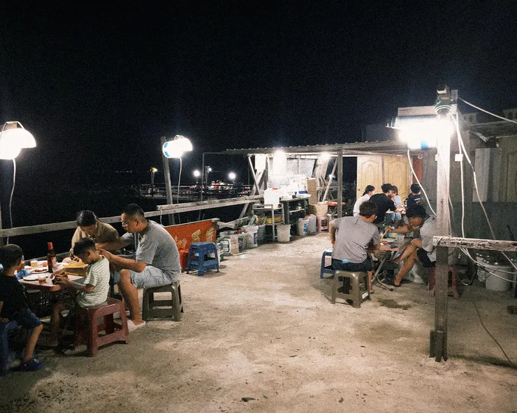 馬公｜在魚塭旁燒烤店 「地上坐、海風吹，一場在地人的深夜饗宴。」