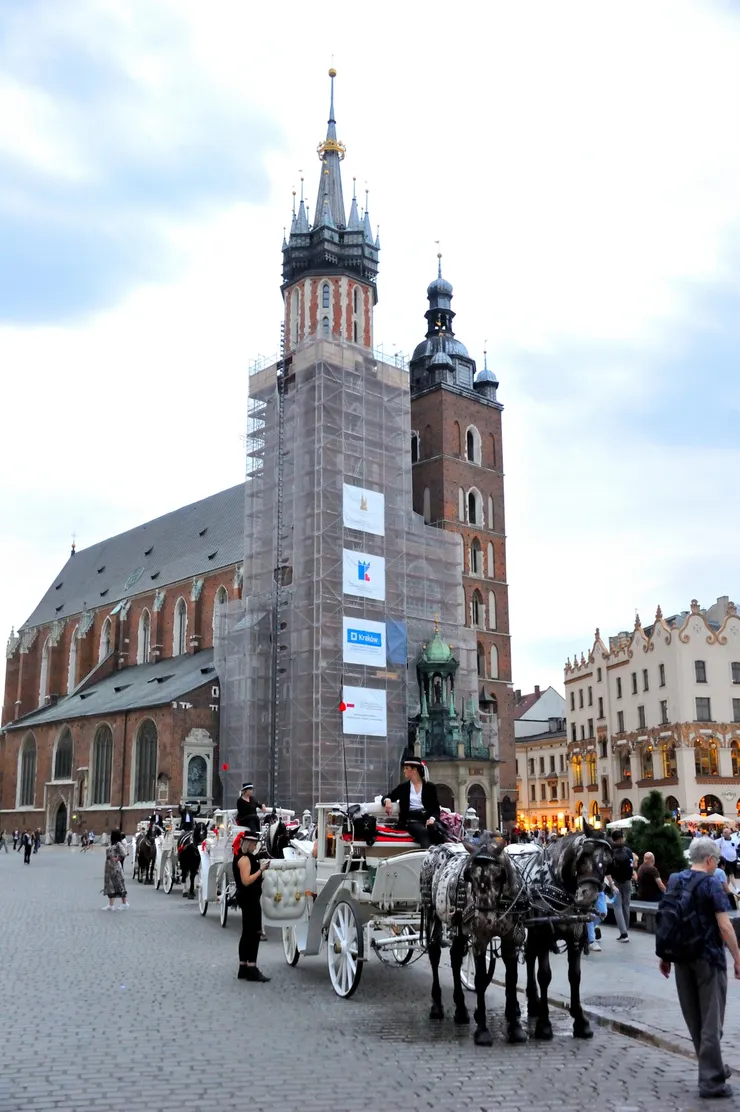 【集市廣場旁的聖母聖殿 (St. Mary's Basilica)，是克拉科夫最具代表性的地標，以不對稱的哥德式雙塔聞名，建於 14 世紀。目前較高的塔正在維修！】