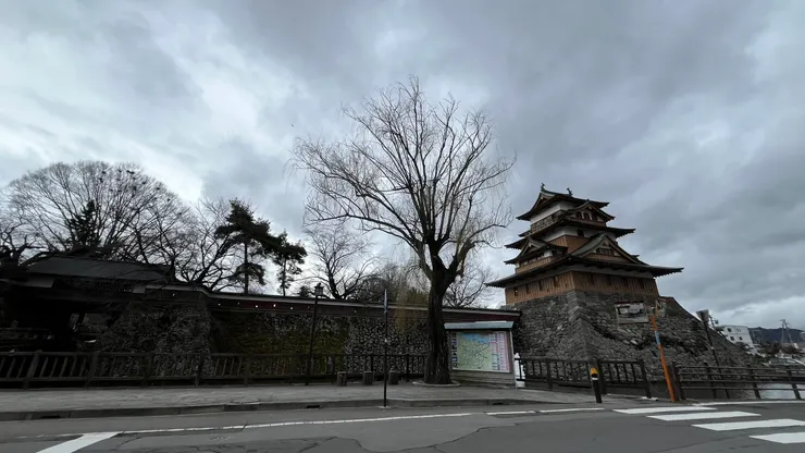 城堡看起來滿新，主因是它是重建的。