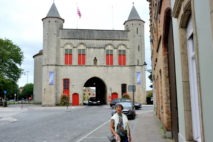 【出民宿直向東尋訪十字門與風車!在十字門前留影。】