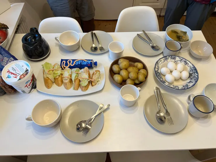 馬鈴薯、優格、魚子塗醬、法棍，當地食材便宜。