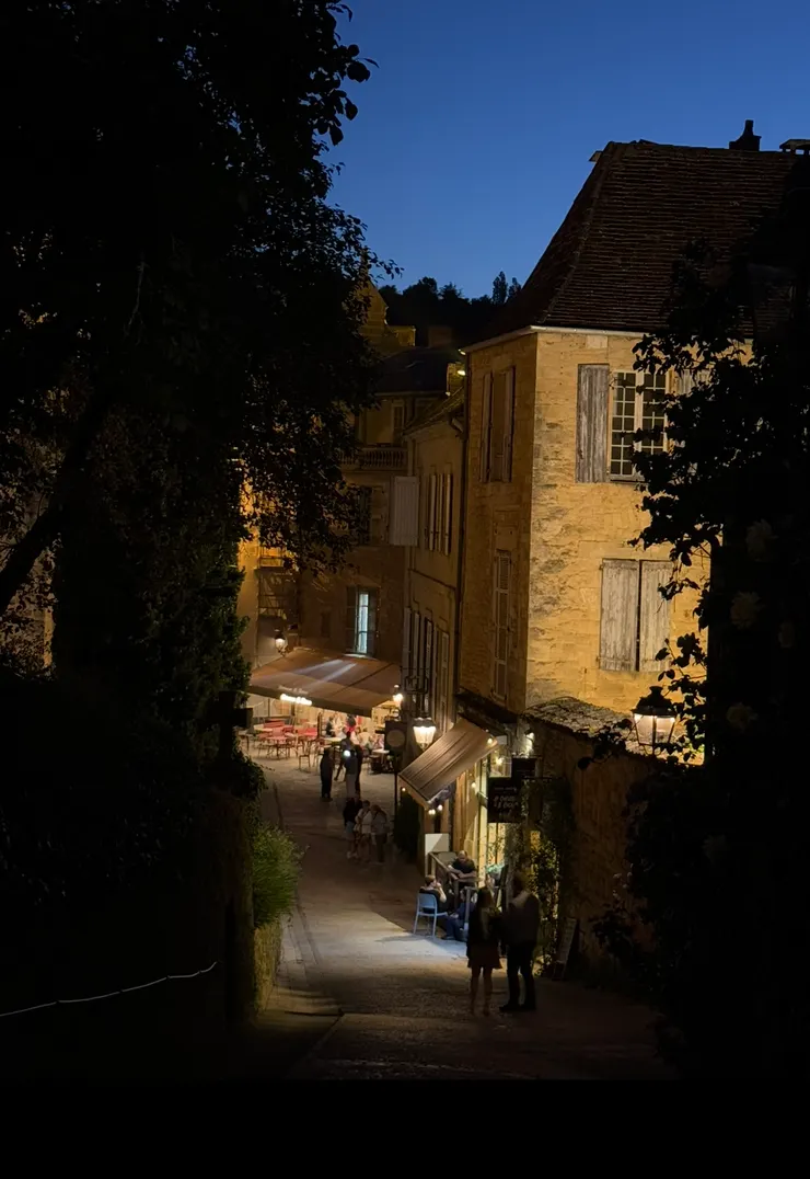 教堂前的小巷，天黑後好有味道