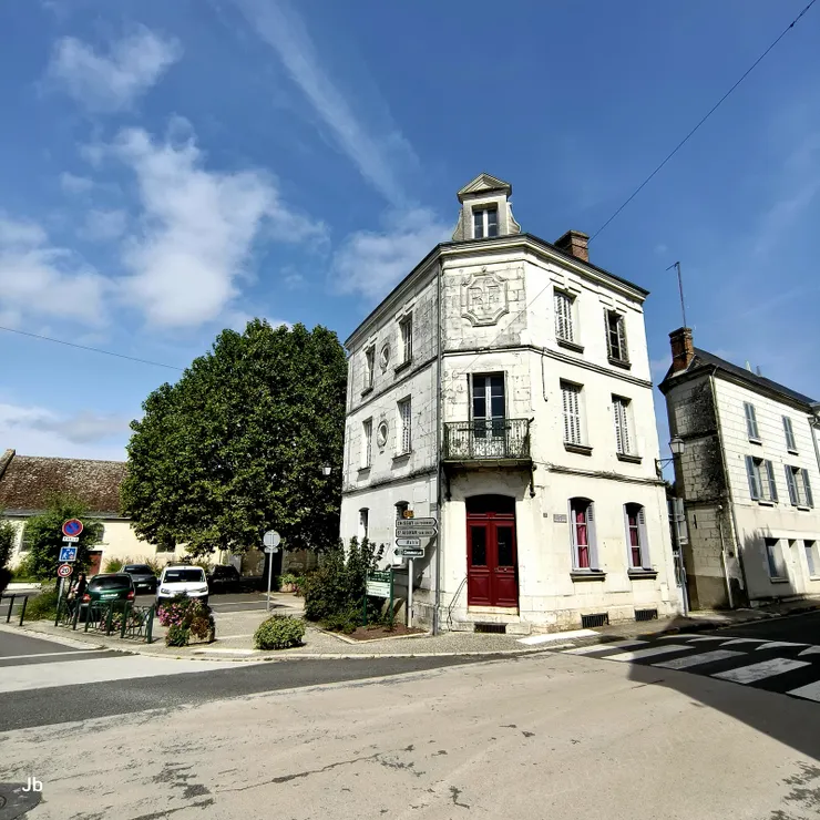 【想到附近小城找間餐館吃飯,結果寥寥數家不是關著門就是廚師已下班。從舍農索城堡開車過來約10分鐘的小城,没幾間店面。】