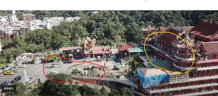 左邊紅色是我停車的地方，右邊黃色圈起處是大殿，機車停車場離大殿蠻遠的，而且大殿很廣闊，基本上從大殿是看不太到我在哪裡停車