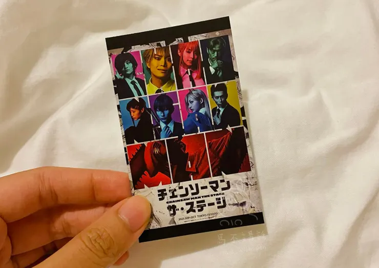 離場時，在出口發放的舞台劇小卡