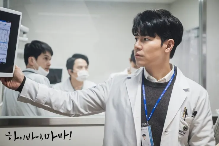 李奎炯首次演出男主角即與金泰希合作《哈囉掰掰，我是鬼媽媽》，飾演因為失去妻子而變得冷漠黯淡的曹鋼和。