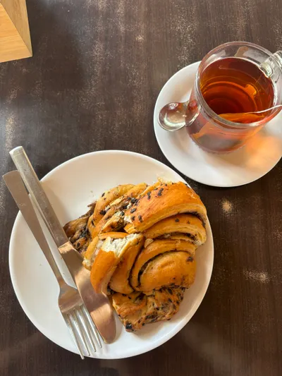 今日充電時光: 巧克力可頌+熱紅茶