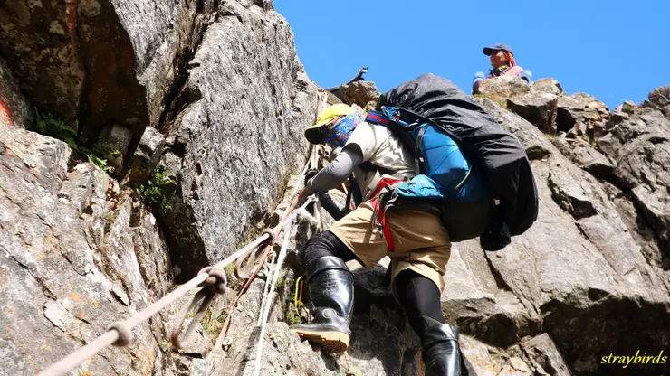 拍完照趕緊下山，準備通過素密達斷崖（簡稱素斷），崖高20公尺，共可分為三個階段。