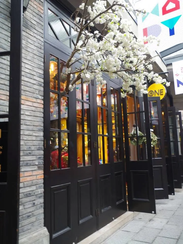 新天地，新舊交叉，有些風景很美，但很花錢