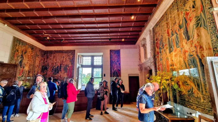 【衛兵室,當年有持干戈的衛兵在此保衛王室。牆上為16世紀描繪城堡生活場景的佛蘭德掛毯。】】