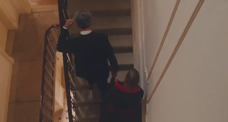 Reynolds帶領Alma步上階梯、住進宅邸