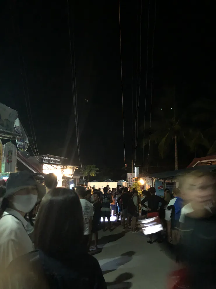 在車上睡翻,但那個車子超級難睡,是小巴士所以很擠,可能會睡到骨折。這是看鯨鯊的地方,先排隊等拿票,大概等了快1小時吧,有點忘了。一開始剛睡醒我還以為是在排隊拿早餐