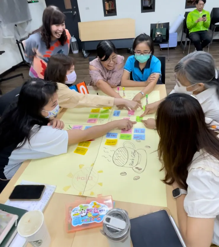 手掌情緒桌遊，大家玩得不亦樂乎