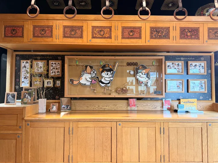 每節車廂設計都不一樣，車上也有印章可以蓋喔！還有三代貓貓一起打棒球，真的太可愛了。