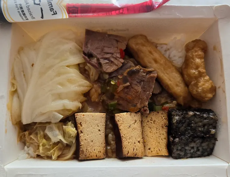 滿豐盛的,除了肉類外還有四樣配菜