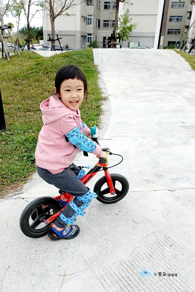 公園裡有適合滑步車、滑板、腳踏車的車道