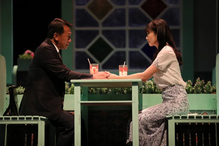 輝昌和梨花,總是在鎮上一家音響很棒的咖啡廳約會,一起聽輝昌珍藏的黑膠唱片。(圖片來源:https://www.facebook.com/greenraytheatre.fans)