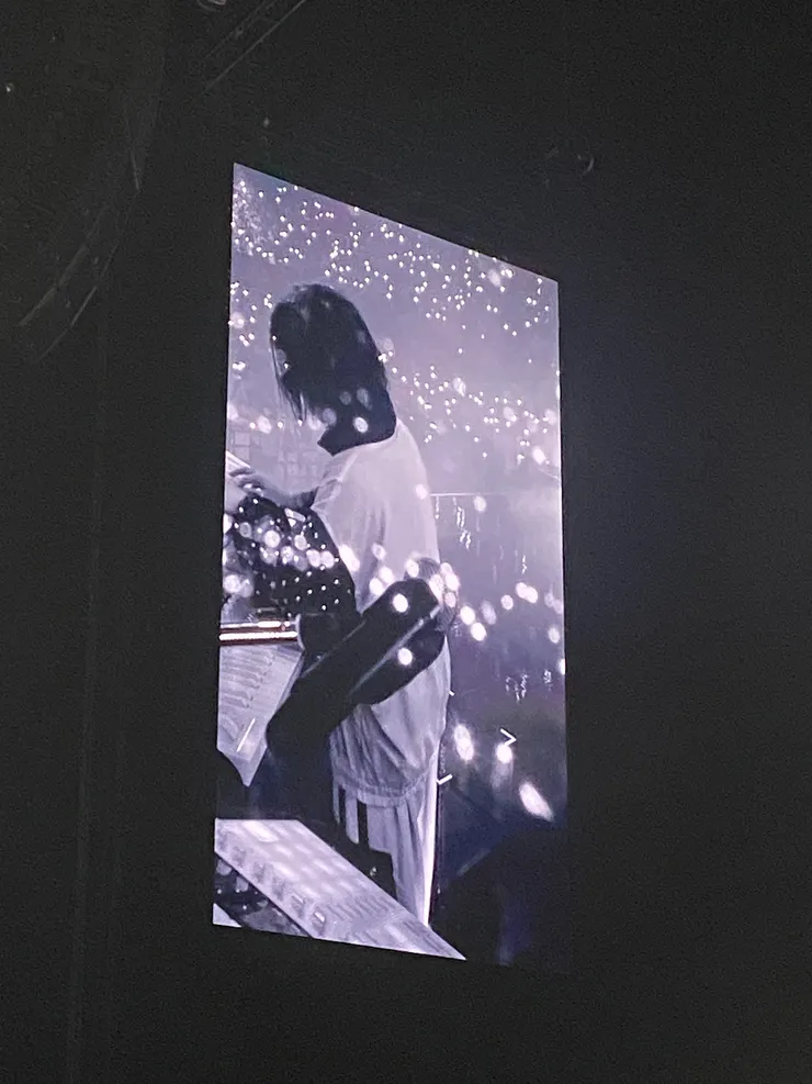 轉播畫面把台下的燈海跟台上做雙重曝光的效果真的很好看