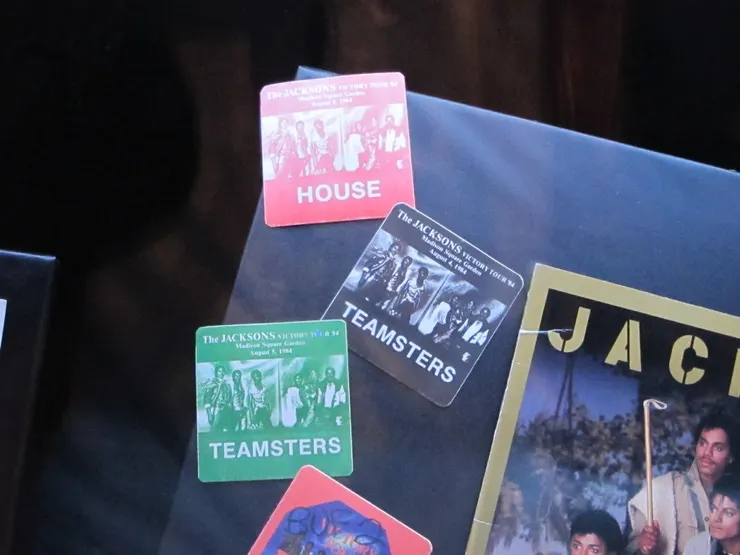 這些應該是演唱會工作人員的入場證吧。