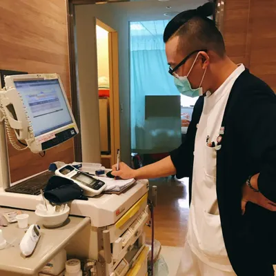 男護理師Hanson的旅行的沙龍