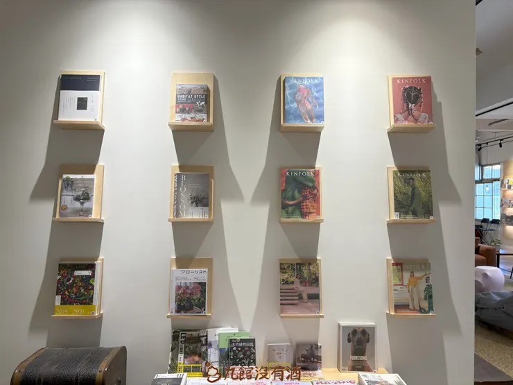 富興工廠裡的廠長閱讀室門口的雜誌牆