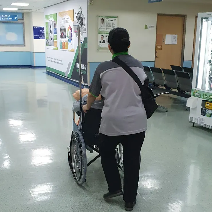 傳送員推著卡蘿去手術室